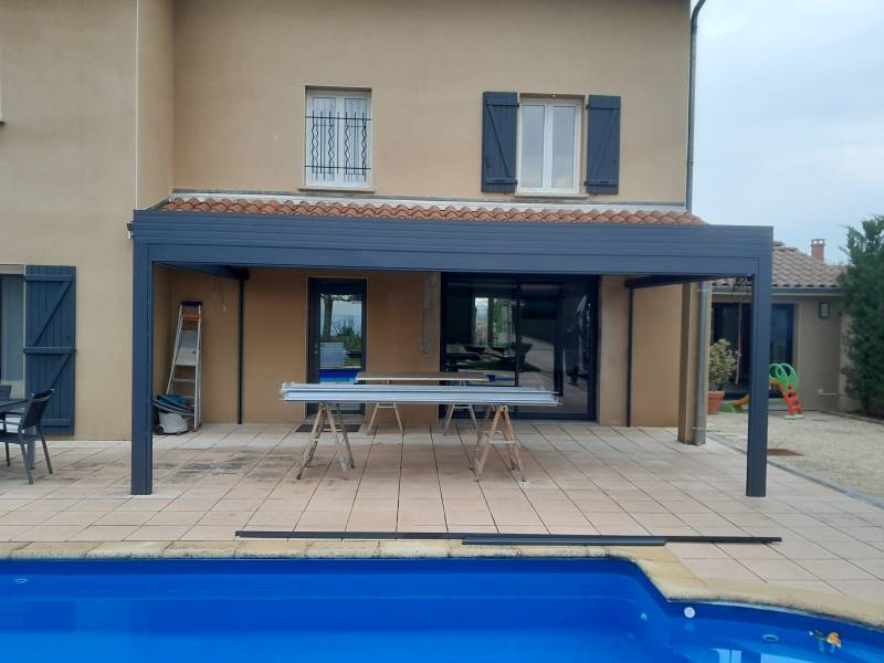 Entreprise de pergola bioclimatique en aluminium sur une terrasse à Andrézieux-Bouthéon