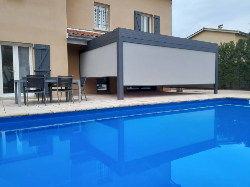 Entreprise de pergola bioclimatique en aluminium sur une terrasse à Andrézieux-Bouthéon