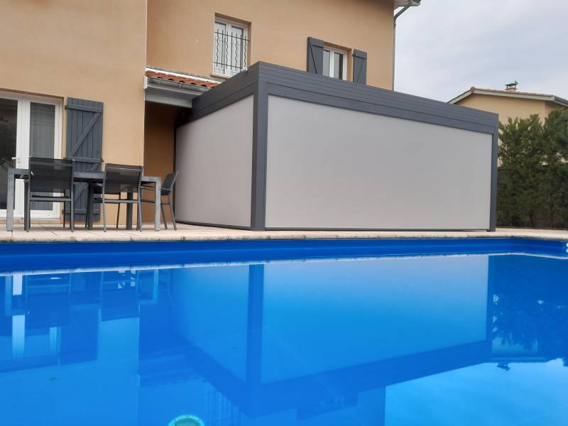 Entreprise de pergola bioclimatique en aluminium sur une terrasse à Andrézieux-Bouthéon