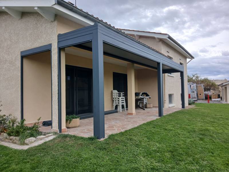 PERGOLA ALUMINIUM parfaitement intégrée à la terrasse