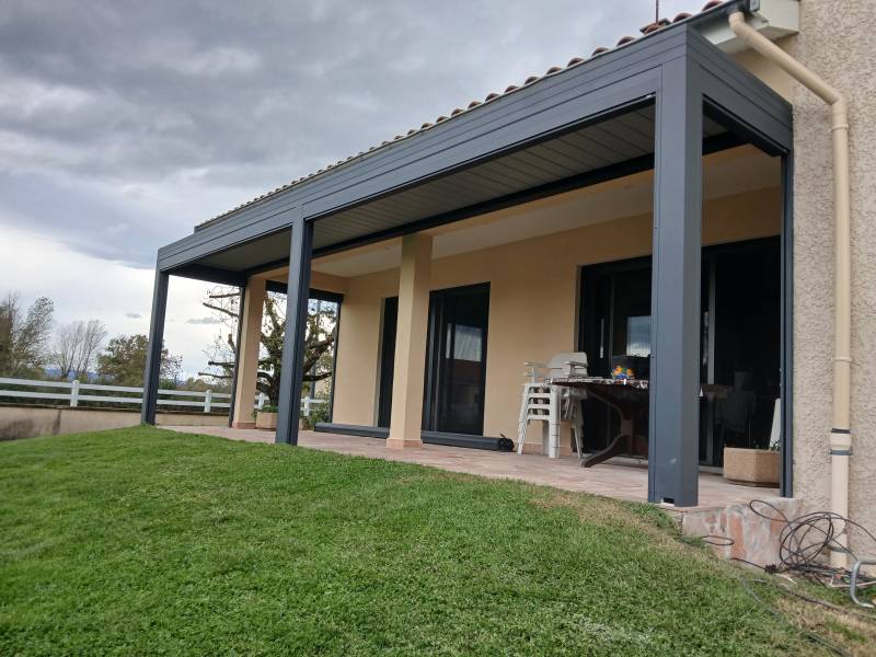 PERGOLA ALUMINIUM parfaitement intégrée à la terrasse