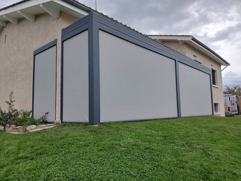 PERGOLA ALUMINIUM parfaitement intégrée à la terrasse