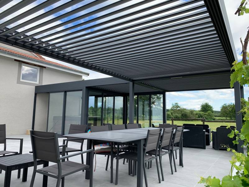 Pergolas bioclimatiques en aluminium, gammes Wallis & Outdoor installées par l'Atelier CIA dans La Loire