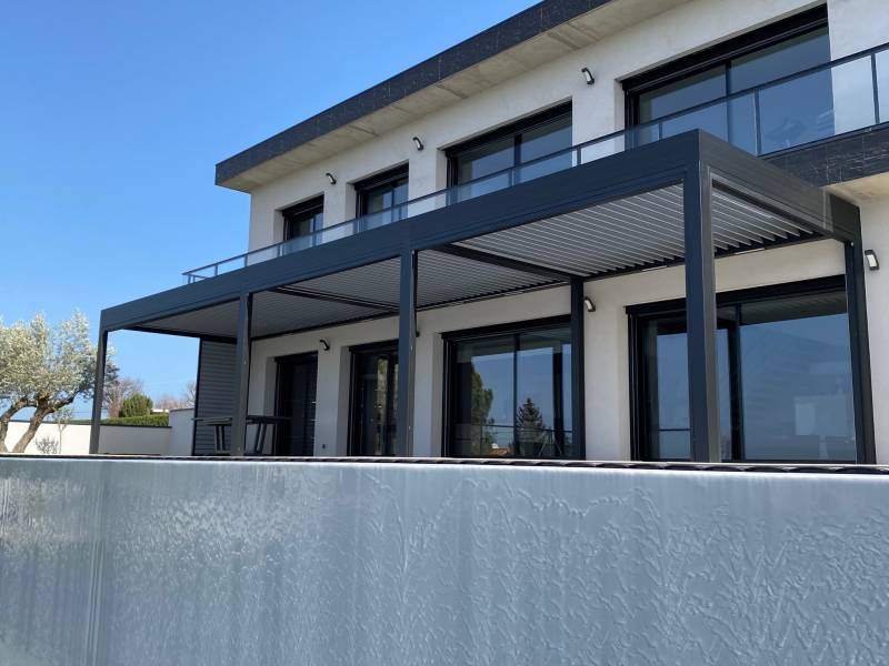 Pergolas bioclimatiques en aluminium, gammes Wallis & Outdoor installées par l'Atelier CIA dans La Loire