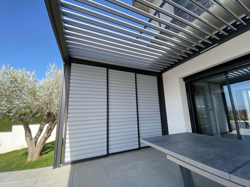Pergolas bioclimatiques en aluminium, gammes Wallis & Outdoor installées par l'Atelier CIA dans La Loire