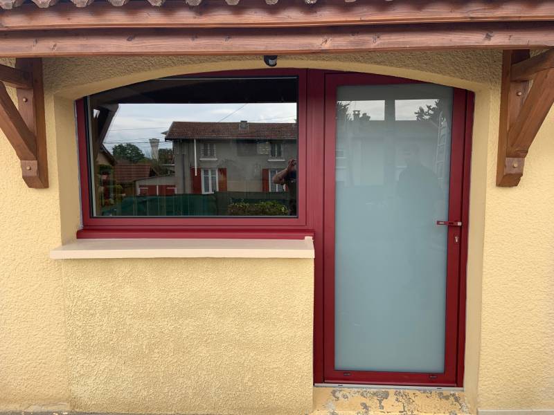 Pose à Feurs d'une porte d'entrée aluminium fabriquée sur mesure par ATELIER CIA