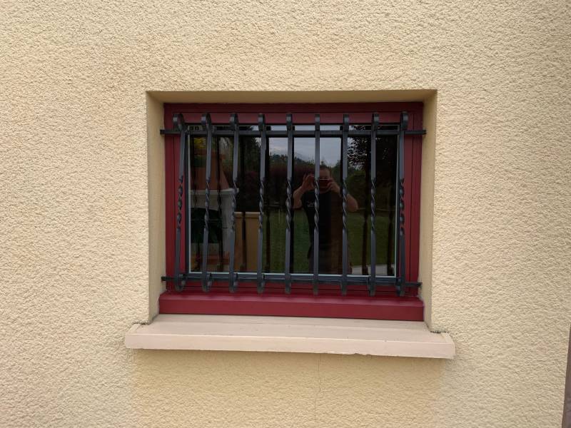 Pose à Feurs d'une porte d'entrée aluminium fabriquée sur mesure par ATELIER CIA