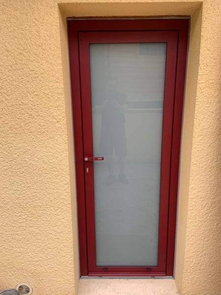 Pose à Feurs d'une porte d'entrée aluminium fabriquée sur mesure par ATELIER CIA