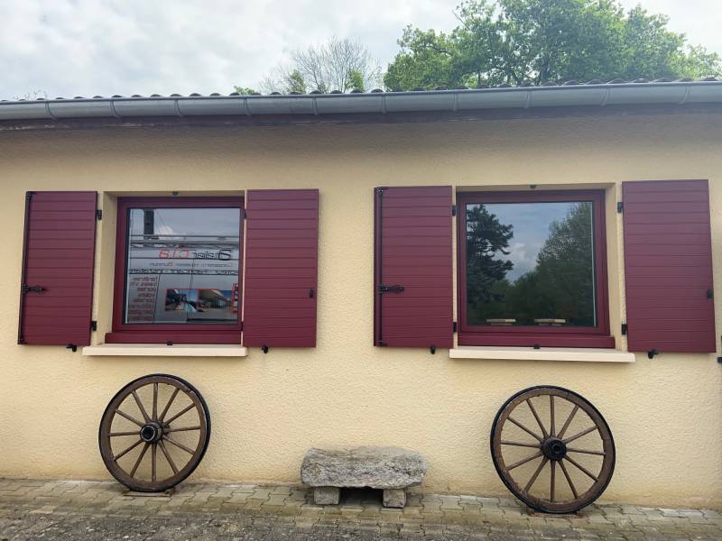 Pose à Feurs d'une porte d'entrée aluminium fabriquée sur mesure par ATELIER CIA