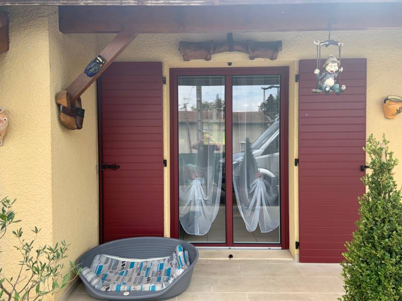 Pose à Feurs d'une porte d'entrée aluminium fabriquée sur mesure par ATELIER CIA