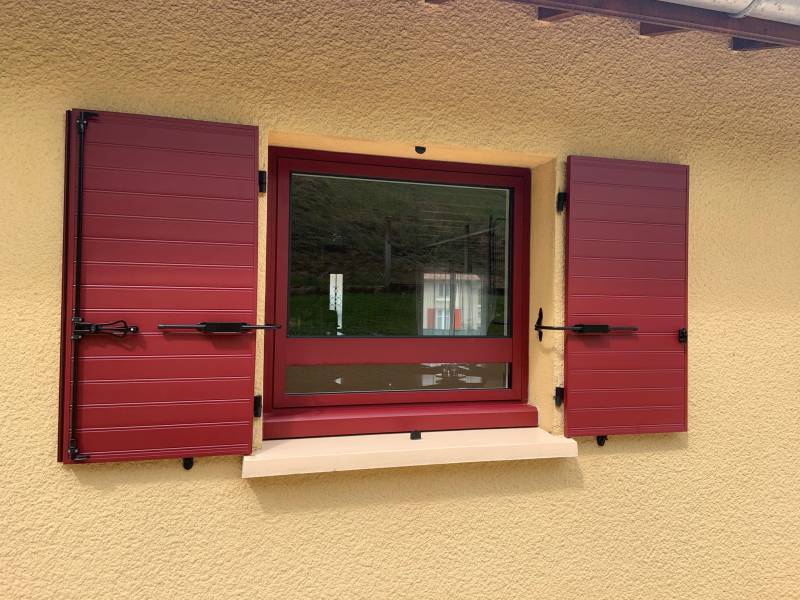 Pose à Feurs d'une porte d'entrée aluminium fabriquée sur mesure par ATELIER CIA