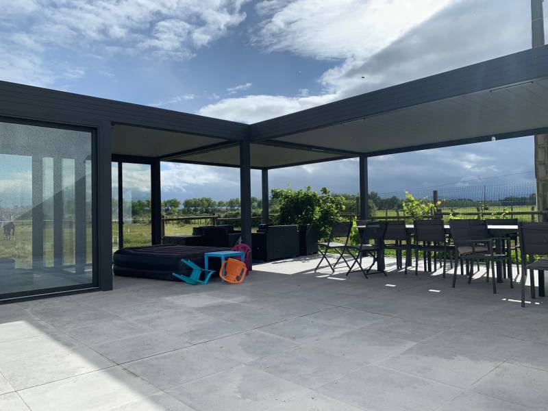 Fabrication et pose d'une pergola bioclimatique à lames orientables près de Feurs dans la Loire