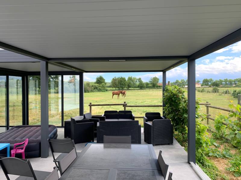 Fabrication et pose d'une pergola bioclimatique à lames orientables près de Feurs dans la Loire