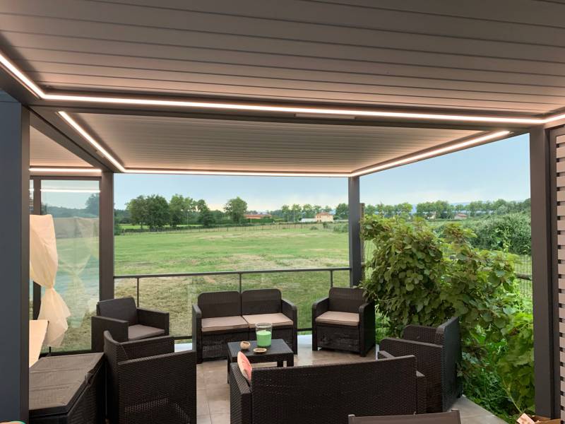 Fabrication et pose d'une pergola bioclimatique à lames orientables près de Feurs dans la Loire