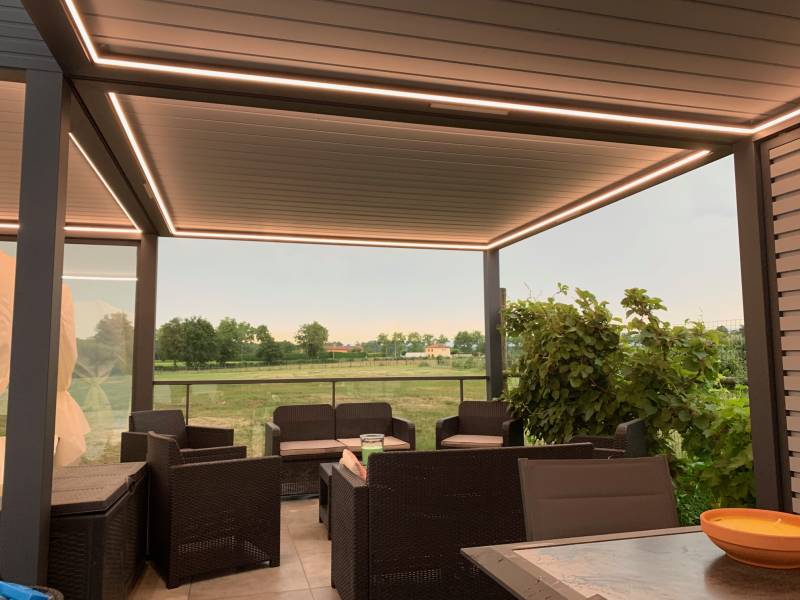 Fabrication et pose d'une pergola bioclimatique à lames orientables près de Feurs dans la Loire