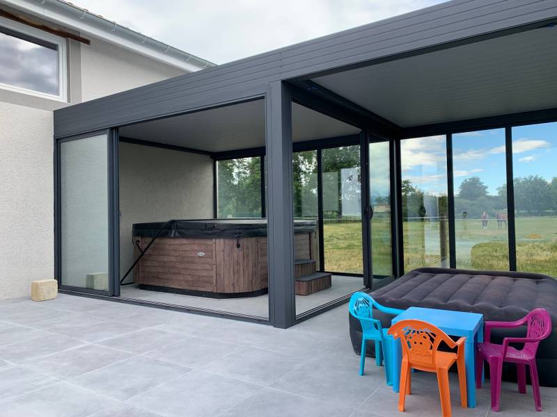 Fabrication et pose d'une pergola bioclimatique à lames orientables près de Feurs dans la Loire