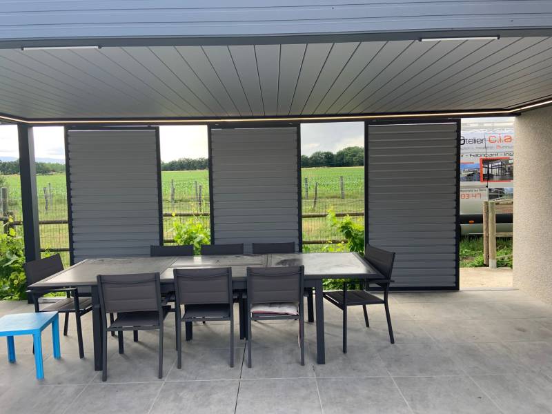 Fabrication et pose d'une pergola bioclimatique à lames orientables près de Feurs dans la Loire
