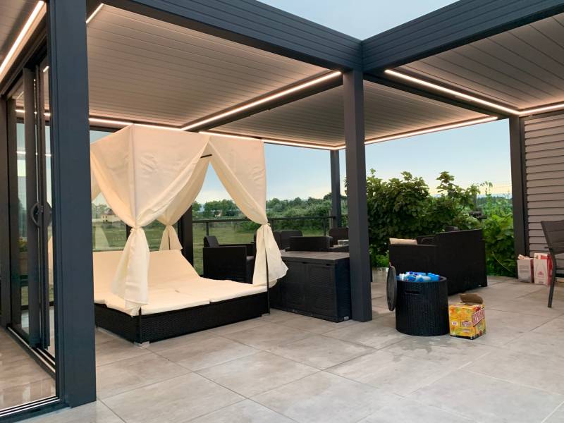 Fabrication et pose d'une pergola bioclimatique à lames orientables près de Feurs dans la Loire